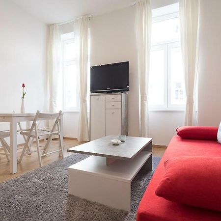 Bright Red Heart Apartment In Leopoldstadt Вена Экстерьер фото