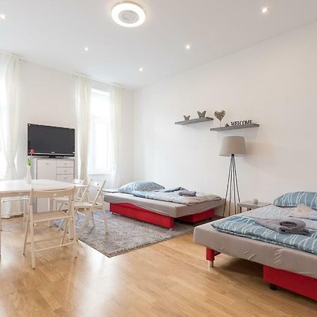 Bright Red Heart Apartment In Leopoldstadt Вена Экстерьер фото