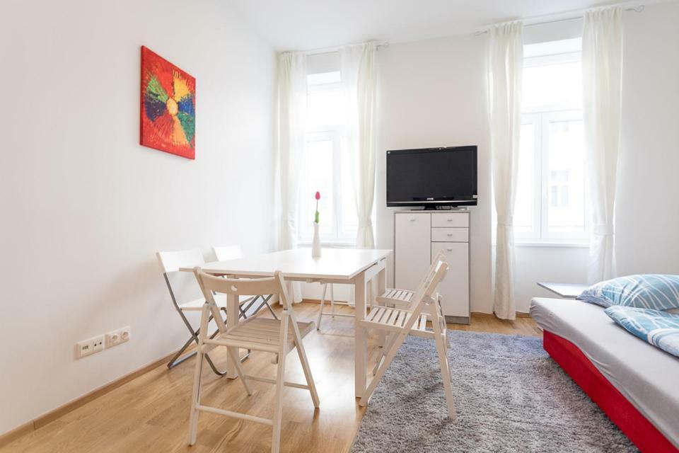 Bright Red Heart Apartment In Leopoldstadt Вена Экстерьер фото