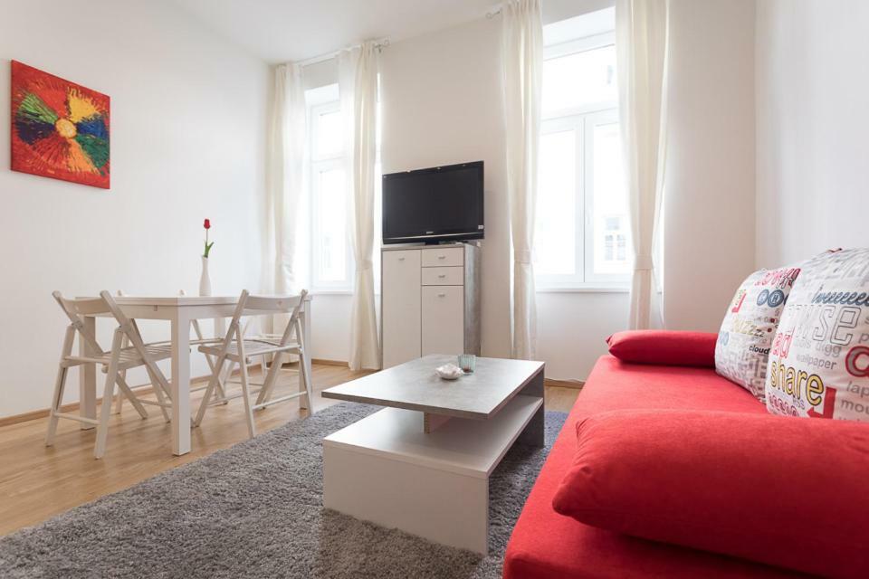 Bright Red Heart Apartment In Leopoldstadt Вена Экстерьер фото