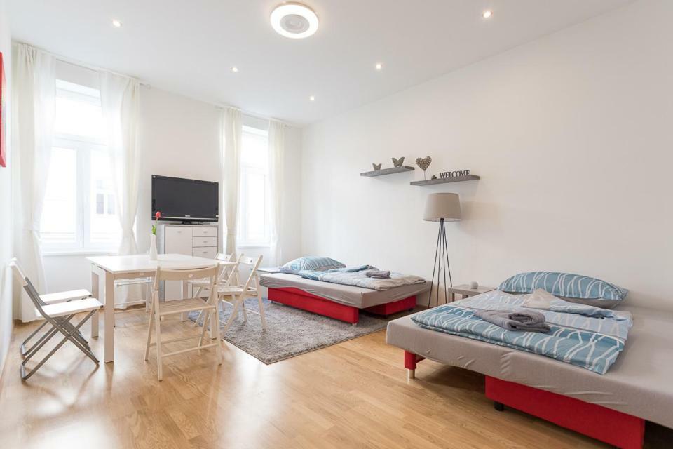 Bright Red Heart Apartment In Leopoldstadt Вена Экстерьер фото